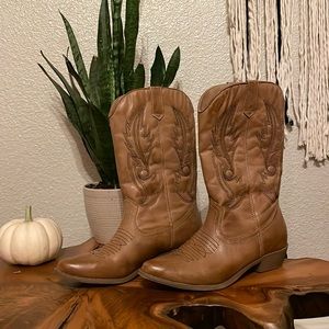 Coconuts tan cowboy boots size 10 women’s like new